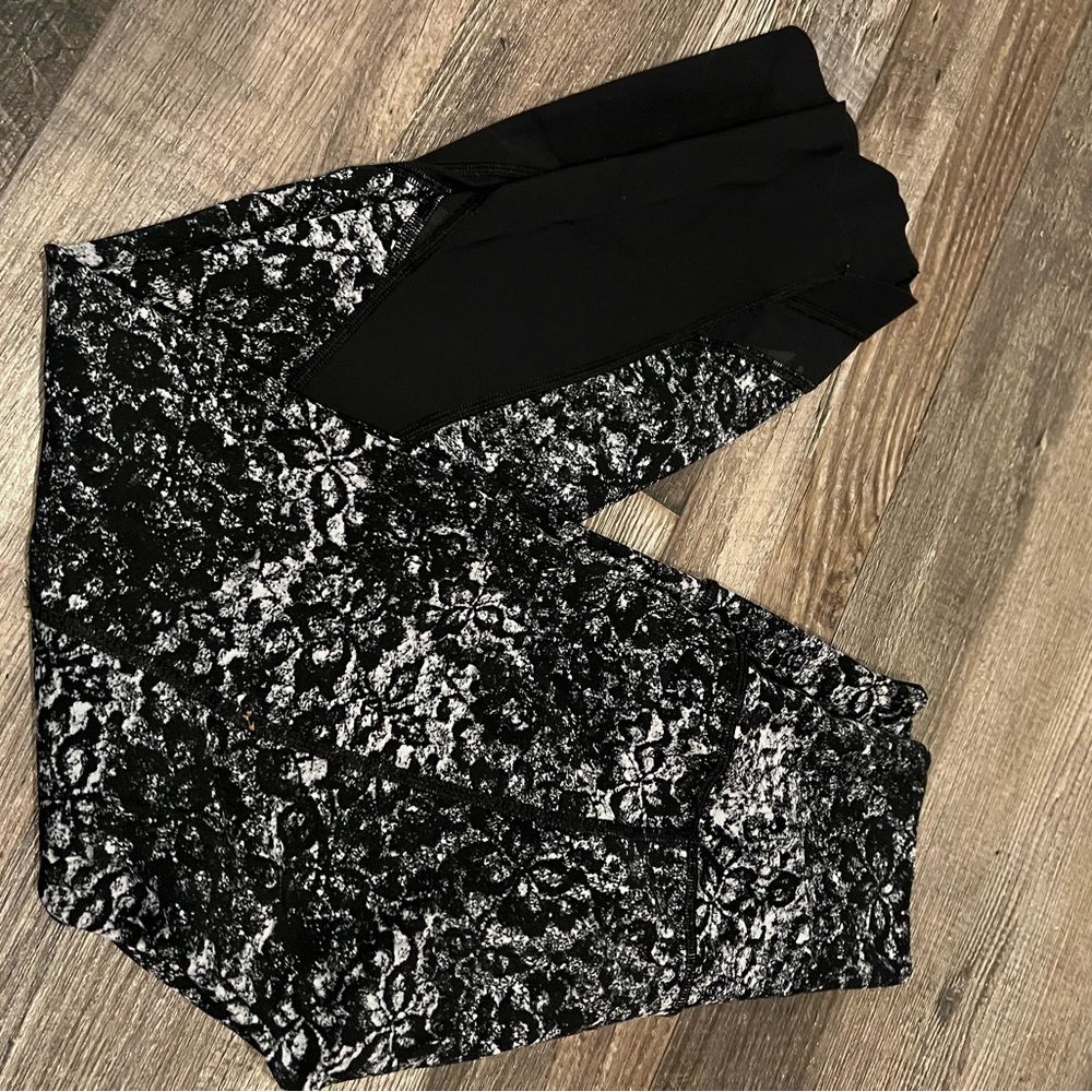 Lululemon 7/8 align high rise scalloped leggings size 4